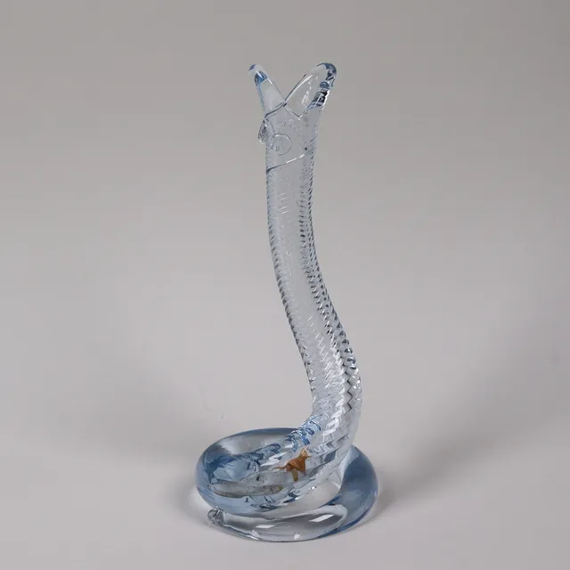 TRELLEBORGS GLASBRUK, ormvas i blått glas, 1900-talets första hälft.