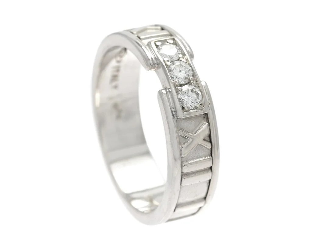 TIFFANY & CO, ring, Atlas collection, 18K vitguld, briljantslipade diamanter ca 0,15 ctv, ca TW/VVS, 1995, stl 17,25 mm, vikt 6,7 g. — Smycken/Ring — Kaplans