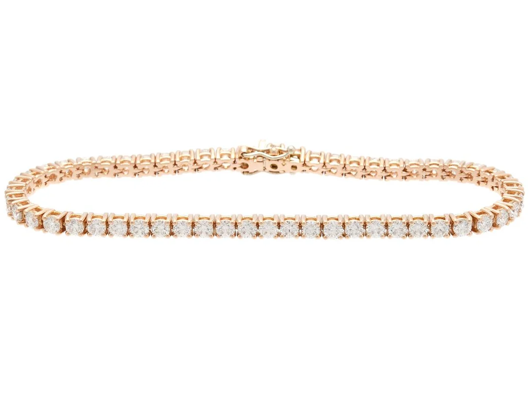 TENNISARMBAND, 18K roséguld, briljantslipade diamanter ca 5,07 ctv, ca TW-Cr/SI-P, längd 18 cm, vikt 12,0 g, enstaka diamanter med nagg. — Smycken/Armband — Kaplans