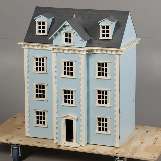 A 20TH CENTURY DOLLS HOUSE.