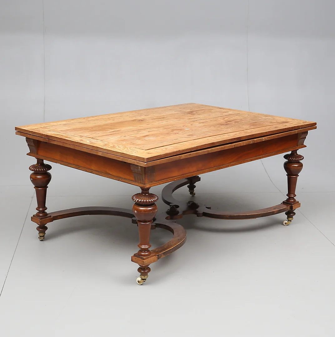 MATBORD, renässansstil, 1900-talets början. — Tables — Gomér & Andersson Norrköping