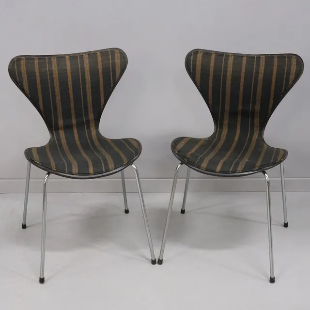 ARNE JACOBSEN. TVÅ STOLAR, "SJUAN", FÖR FRITZ HANSEN, DANMARK 1978.
