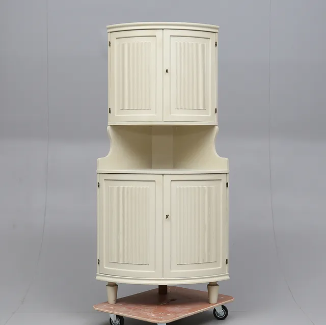 HÖRNSKÅP, gustaviansk stil, 1900-talet mitt.
