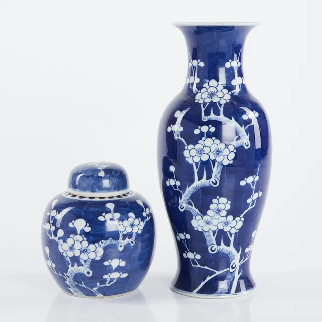 VAS och BOJAN, porslin, Kina, 1900-tal, dekor av prunus i blåvit underglasyr.