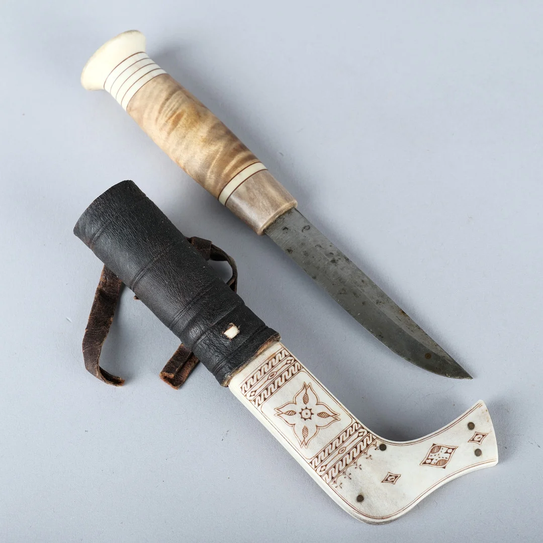 ANDERS FANKKI. Halvhornskniv, sameslöjd, signerad, 1900-tal. — Sami Arts & Crafts — Wickmans