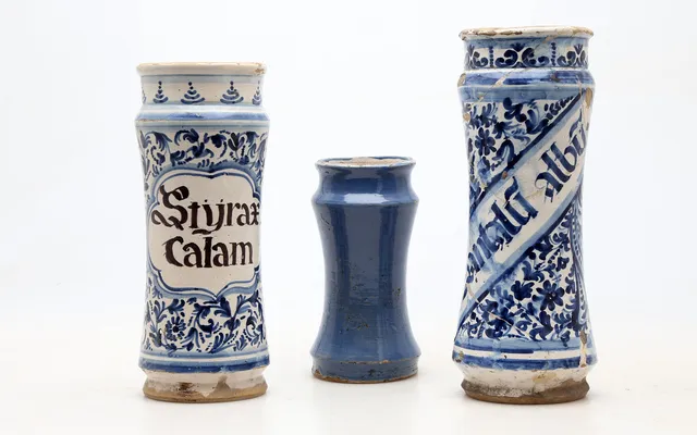 Three Catalan pharmacy jars in earthenware, 18th Century.
