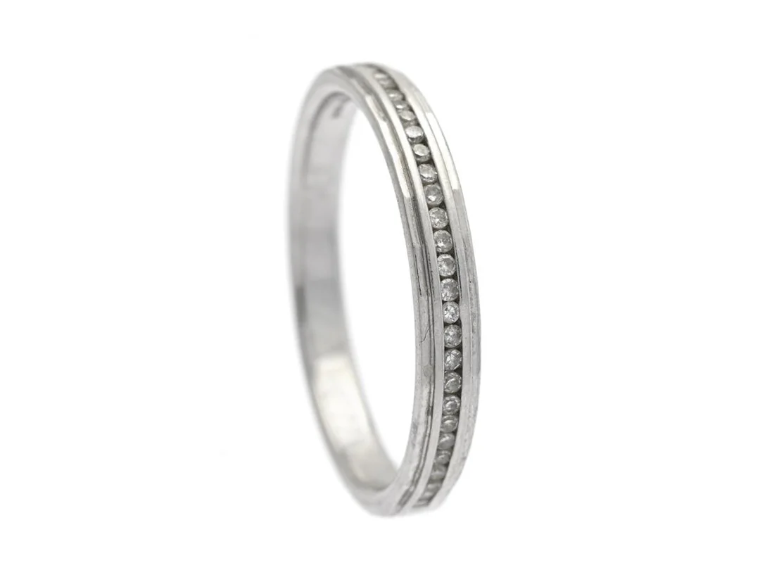 RING, platina, åttkantslipade diamanter ca 0,14 ctv, stl 18 mm, vikt 3,5 g, gravyr, diamanter med nagg. — Smycken/Ring — Kaplans