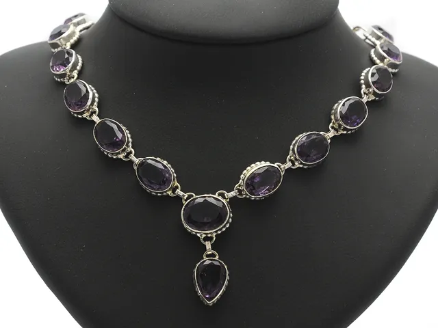 COLLIER, silver, ametister, längd ca 50 cm, vikt 47,6 g.