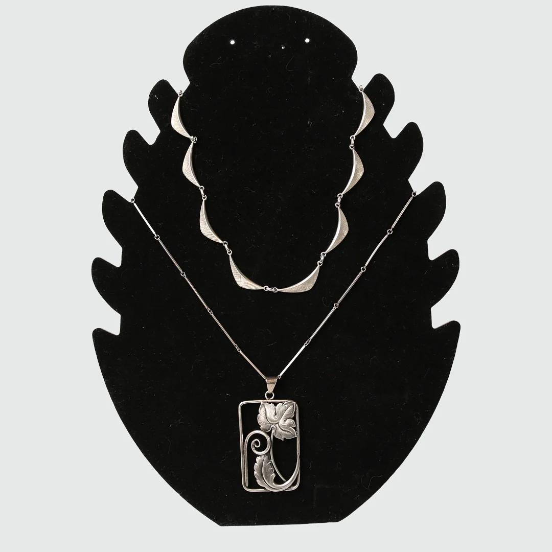 HALSSMYCKE SAMT HALSKEDJA MED HÄNGE, silver, 2 delar, bla Alton Guldvaru AB. — Necklace — Limhamns Auktionsbyrå