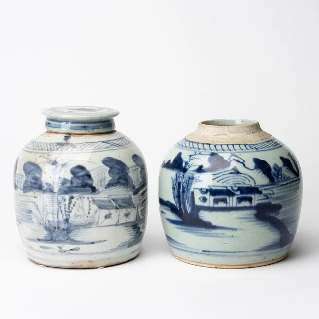 BOJANER, 2 st, varav en med lock, porslin, Kina, Qing 1800-tal.