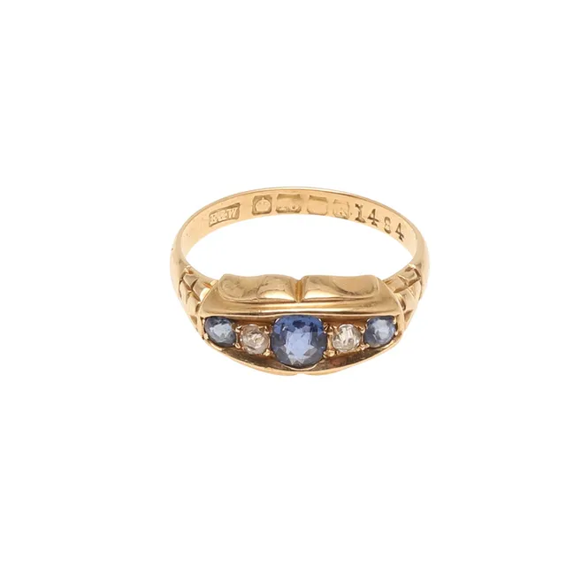 A SAPPHIRE AND DIAMOND FIVE STONE RING.