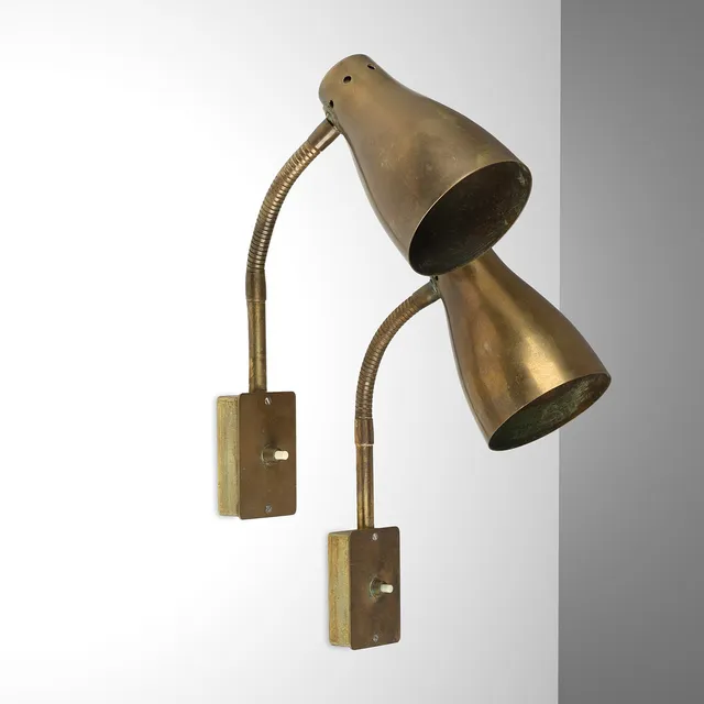 DANSK DESIGN. Et par væglamper af patineret messing, antagelig dansk lampeproducent, 1950'erne, (2).