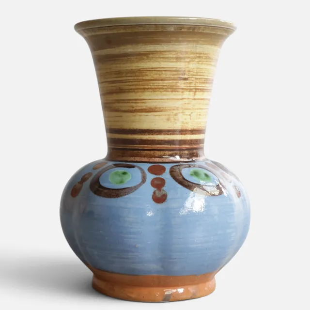 Unik vase af glaseret lertøj, flerfarvet dekoration. Udført og mærket hos Knabstrup Lervarefabrik. Danmark, 1900-tallets midte.