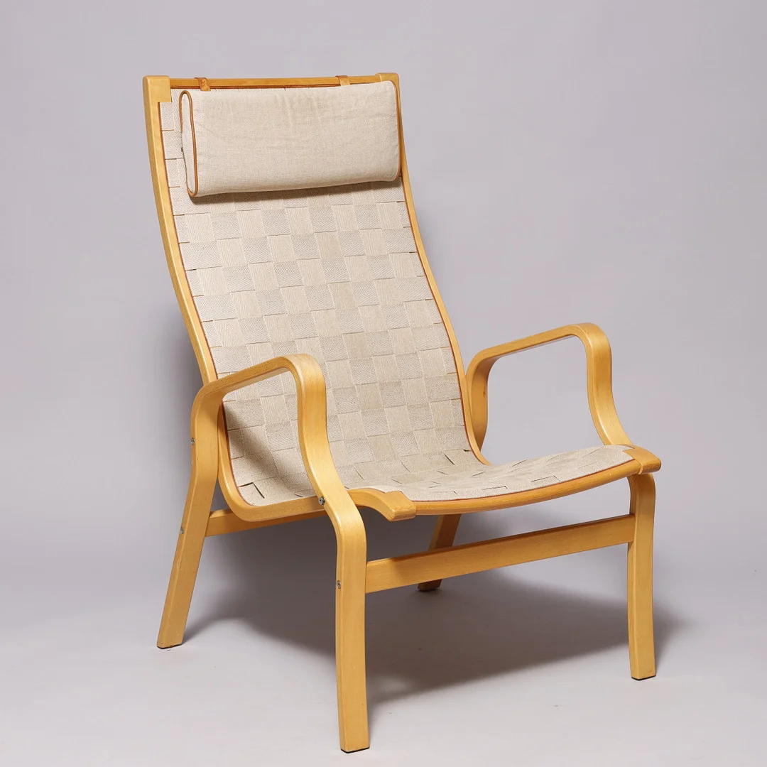 FINN ØSTERGAARD (1946-. Lænestol "Albert" af bøg, sadelgjorde, læder, designet 1978. — Armchairs & Chairs — Palsgaard Kunstauktioner