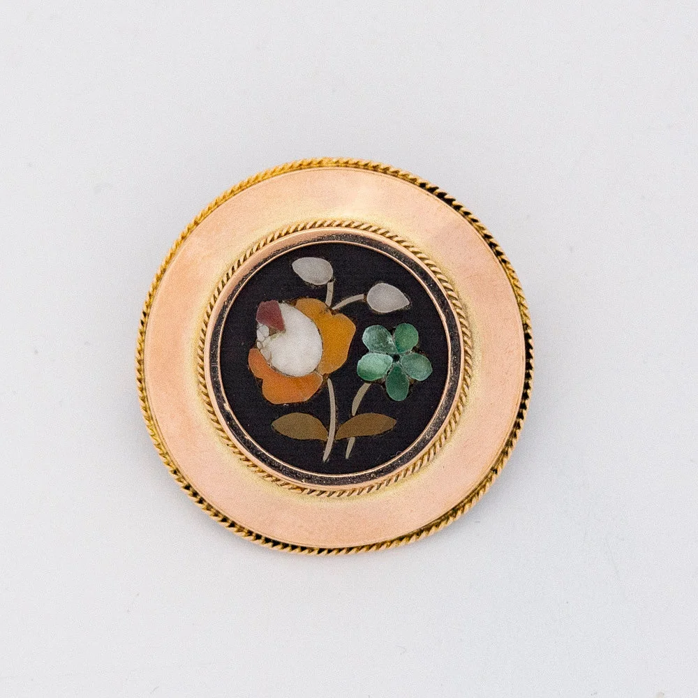 ANTIKE BROSCHE AUS 14 KARAT GOLD, PIETRA DURA, BLUMENMOTIV, MITTE 19. JAHRHUNDERT. — Brooches & Pendants — Kunst- und Auktionshaus Kleinhenz