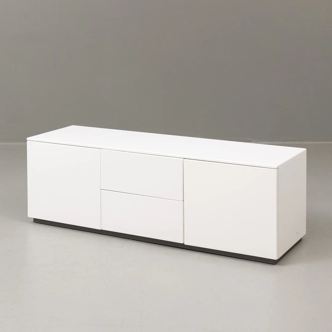 ROLF FRANSSON. sideboard/tv-bänk, lackerad, "Artic" för Voice, 2000-tal. — Chests of drawers — Garpenhus Auktioner