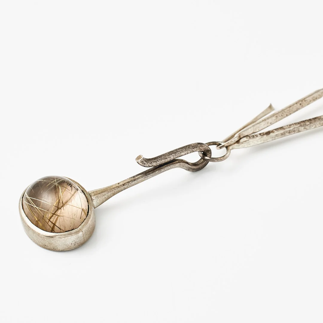 BENGT LILJEDAHL. HALSKEDJA, stavlänk med mellanliggande ringar, HÄNGE, med oval cabochonslipad kvartssten med rutilier, Stockholm 1974. — Necklace — Stockholms Auktionsverk Magasin 5