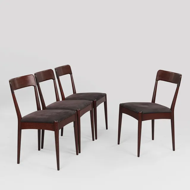 DANSK MØBELDESIGN. Sæt på fire stole af bejdset eg, betrukket med sort alcantara. (4).