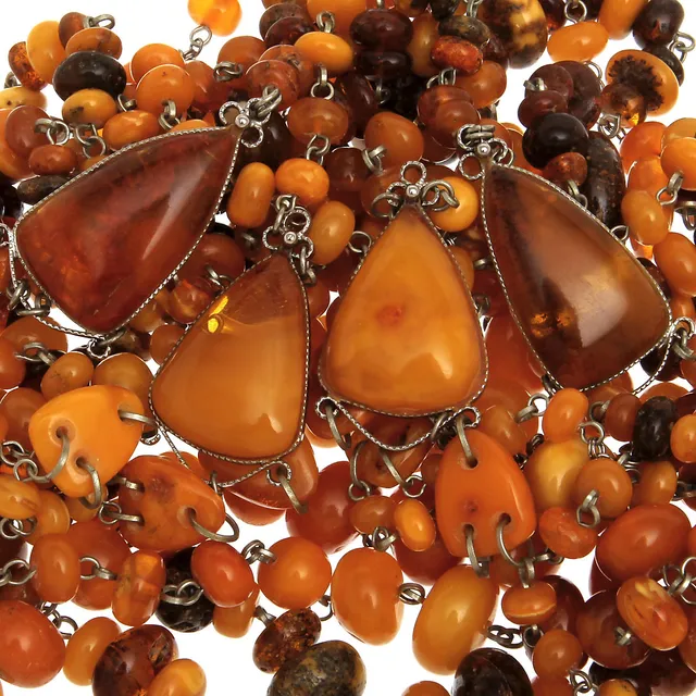 COLLIER, 2 st, bärnsten.