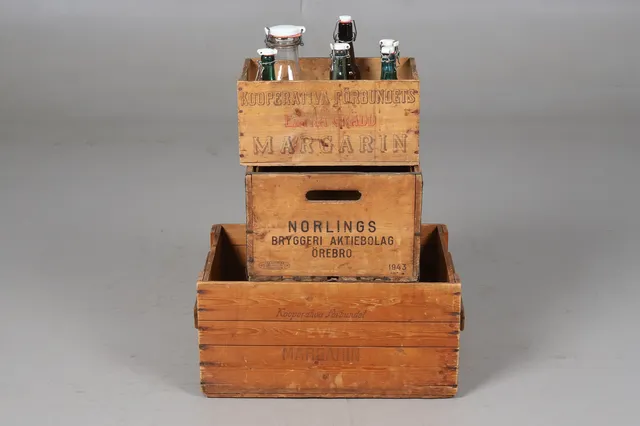 ÖREBRO MEMORABILIA, trälådor, 3 st. bl.a. Norlings Bryggeri, Örebro, Glasflaskor flera st. från Örebro.