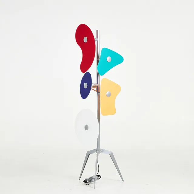 FERRUCCIO LAVIANI. GOLVLAMPA, "Orbital", för Foscarini, Italien, polykroma glasplattor monterade på ställning av lackerad metall, formgiven år 1992, 5 ljuspunkter.