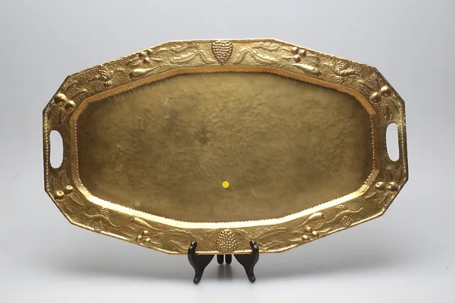BRICKA, mässing, barockstil, 1900-talets första hälft.