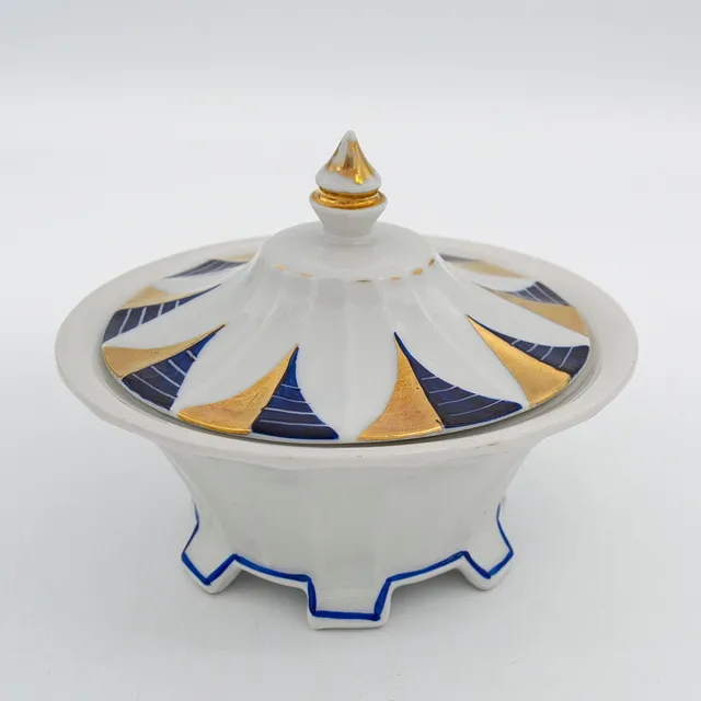 DECKELDOSE AUS PORZELLAN VON JACOB HERTEL REHAU, ART DECO, FARBEN BLAU UND GOLD, HANDBEMALT, 1920ER JAHRE, HERSTELLERMARKE AUF DEM BODEN.