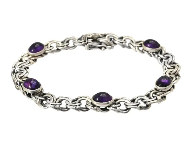 ARMBAND, silver, cabochonslipade ametister, Stockholm 1968, längd 18 cm, vikt 19,5 g, enstaka ametister med slitage.