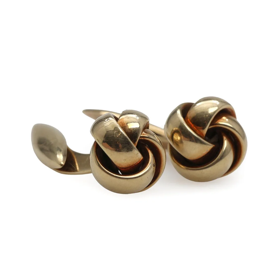A pair of 14k gold cufflinks in shape of a knot. Front diam. 1.2 cm. (2) — Jewellery/Cufflinks and tie pins — Bruun Rasmussen