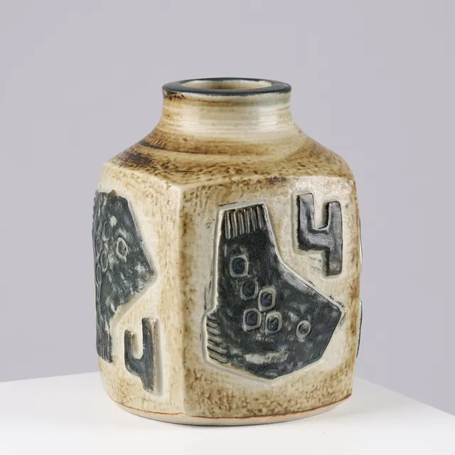 JØRGEN MOGENSEN (1922-2004), brutalistisk vase af glaseret stentøj med relieffer, Royal Copenhagen, Danmark, 1960'erne.