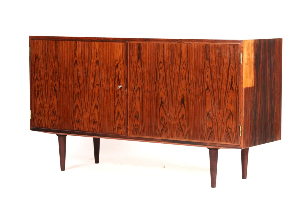 Poul Hundevad. Sideboard in rosewood. — Furniture/Cabinets, chests of drawers — Lauritz