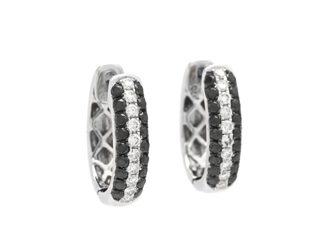 ÖRHÄNGEN, 14K vitguld, briljantslipade diamanter ca 0,28 ctv, ca W/SI, svarta briljantslipade diamanter ca 0,53 ctv, vikt 3,7 g, huggies, diamanter med nagg. — Smycken/Örhängen — Kaplans