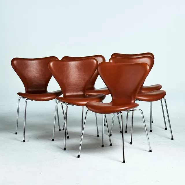 ARNE JACOBSEN. "Sjuan", Fritz Hansen, Danmark, stolar 6 st, kromad benställning, helklädda i cognacsfärgat skinn, ca 1970-tal.