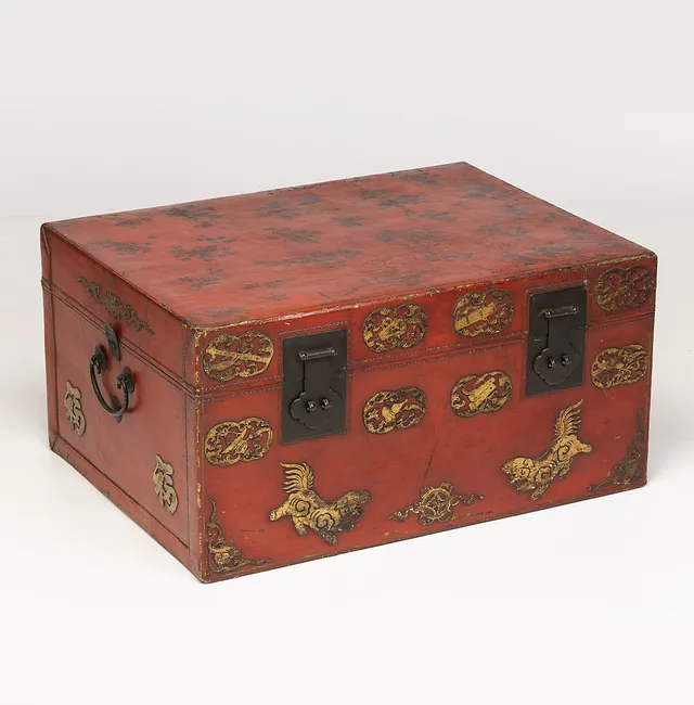 Chinese chest in lacquered and gilt leather, 20th Century.