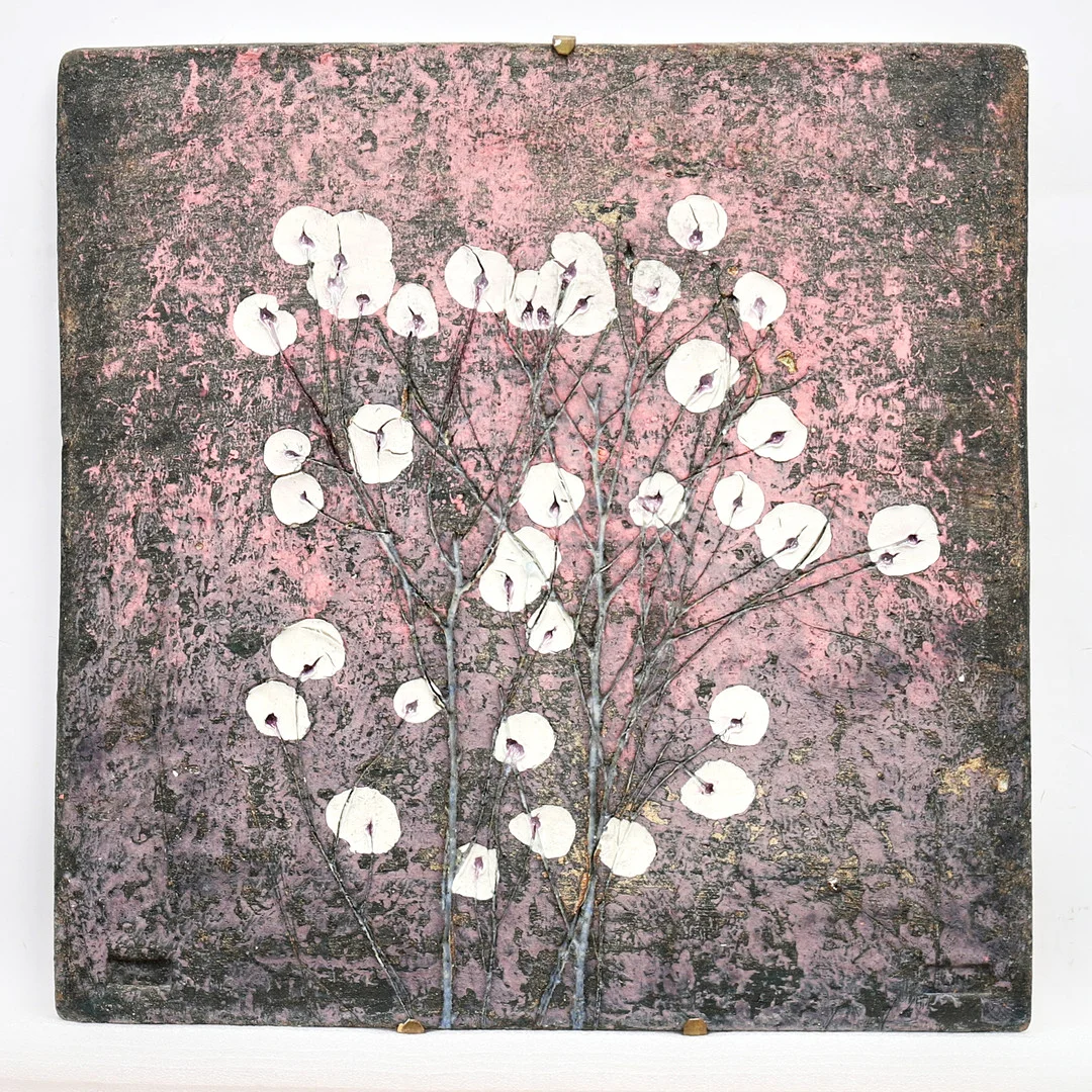 FRANCESCA MASCITTI-LINDH. Plakett, Arabia 1970-tal, dekor av växter, delvis glaserat och chamotterat stengods. — European — Crafoord Auktioner Stockholm