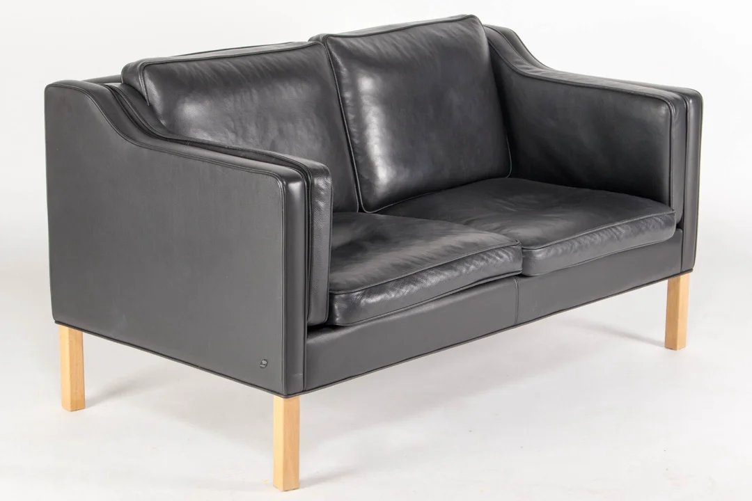 Hurup Furniture Factory. Two-person sofa upholstered in black leather — Furniture/Lounge suites, sofas — Lauritz