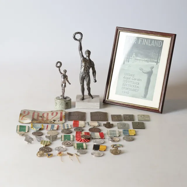 MEDALJER, PINS & MEMORIBILA, 37 delar, bl.a. OS Berlin 1936, medaljer i silver och brons, m.m., 1900-tal.