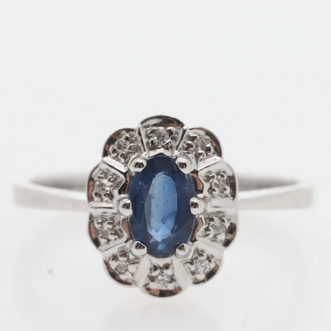 CARMOSÉRING, 18K vitguld med safir & diamanter, GFAB. — Rings — Ekenbergs Auktioner