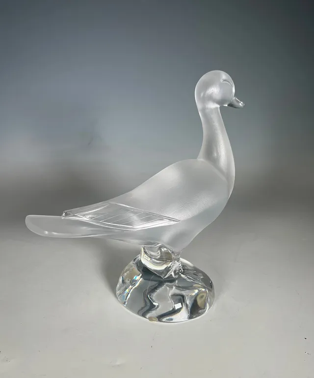RENÉ LALIQUE. Stehende Ente aus massivem Kristallglas.