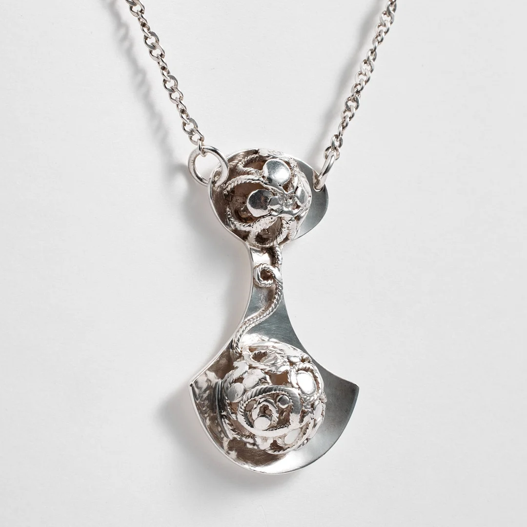 ROSA TAIKON. collier, silver, Ytterhogdal 1987, hänge i form av en yxa efter Taikons fars romska signum, dekor av tvinnad tråd. — Necklace — Stockholms Auktionsverk Fine Art