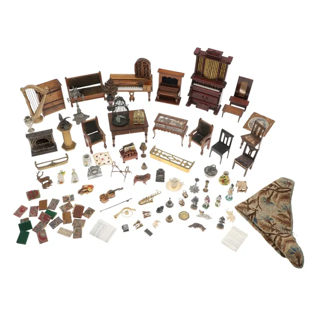 DOLLS HOUSE FURNITURE & ACCESSORIES.