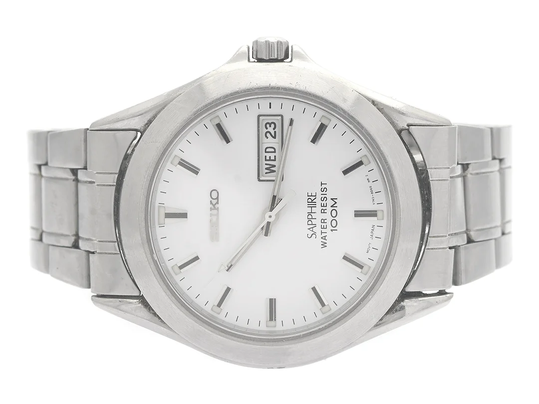 SEIKO, Sapphire, Cal V743, Serie nr. 260779, Boett nr. V743-8B50, herrur, 37,5 mm, stål, quartz, safirglas, dag, datum, skadad urtavla, originallänk, viklås, ca 1992. — Klockor/Seiko — Kaplans