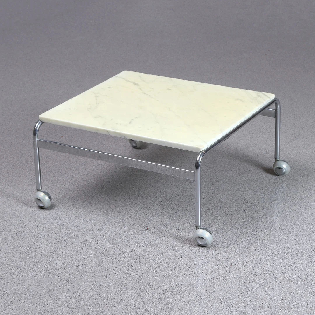 BRUNO MATHSSON. SOFFBORD. Förkromad metallstomme med skiva i marmor. "Karin", Dux, 1980-tal. — Tables — Skånes Auktionsverk