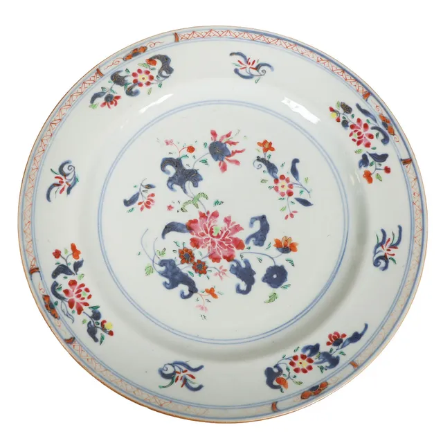 A CHINESE QIANLONG PERIOD (1735–1796) PORCELAIN PLATE.