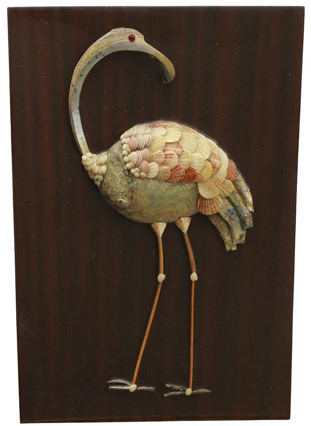 OIDENTIFIERAD KONSTNÄR. Tavla gjord av snäckskal, föreställande en Flamingo på träplatta av mahogny.