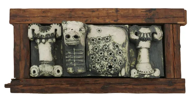 Untitled. Unsigned. Ceramic, stone and wood. 97×45×27 cm. incl. the woodframe.