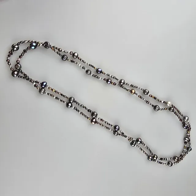 - Endlose PERLENKETTE aus dunklen barocken Perlen, L. ca. 160 cm.