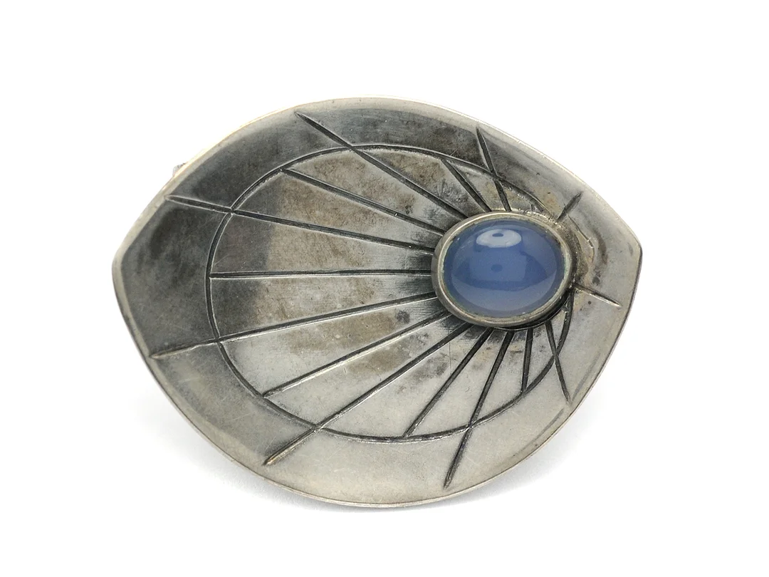 BROSCH, silver, blå kalcedon, Ge-Kå smycken, Stockholm 1953, mått 4 x 3,2 cm, vikt 8,6 g. — Smycken/Brosch — Kaplans