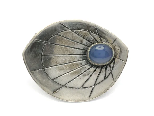 BROSCH, silver, blå kalcedon, Ge-Kå smycken, Stockholm 1953, mått 4 x 3,2 cm, vikt 8,6 g.