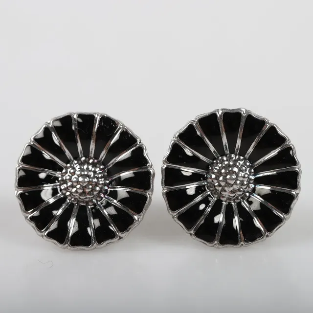 GEORG JENSEN. Örhängen, "Daisy", sterlingsilver med emaljdekor, Danmark.